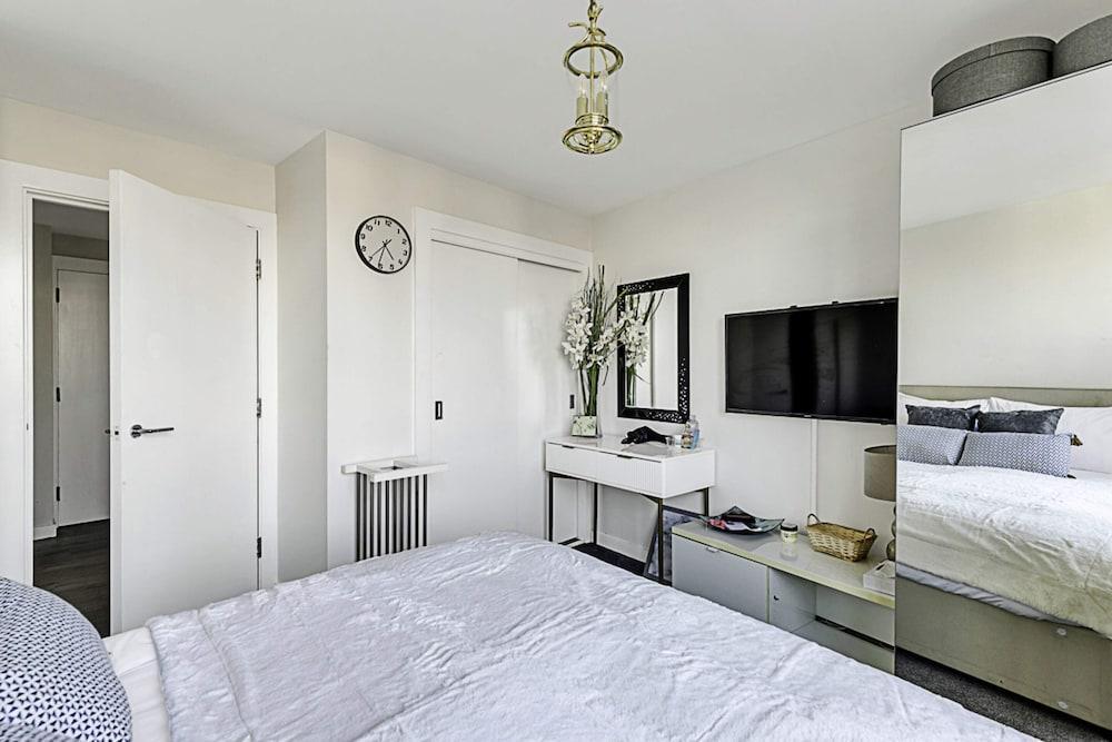 Chic Kensal Green Retreat - Tap to explore photos