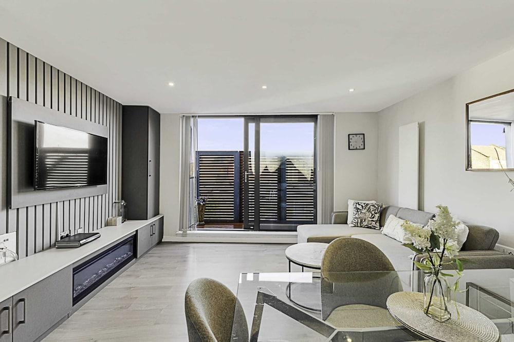 Chic Kensal Green Retreat - Tap to explore photos