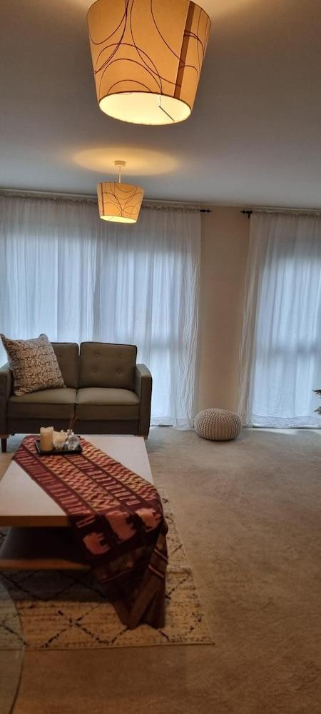 Stunning 2-bed Apartment Near Colindale Station - Tap to explore photos