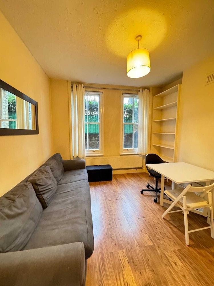 Cosy & Well-connected 2BD Flat Elephant & Castle - Tap to explore photos