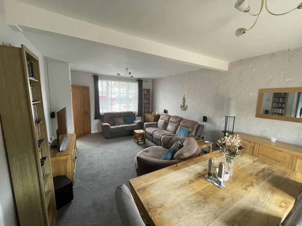 Beautiful 3-bed House in Romford - Tap to explore photos