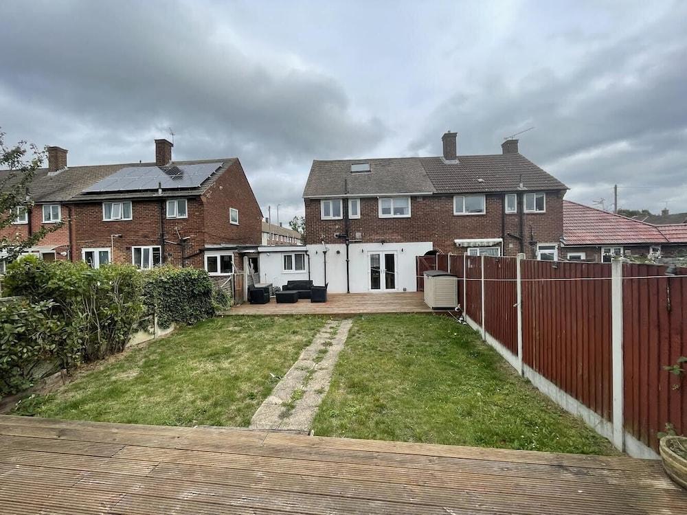 Beautiful 3-bed House in Romford - Tap to explore photos