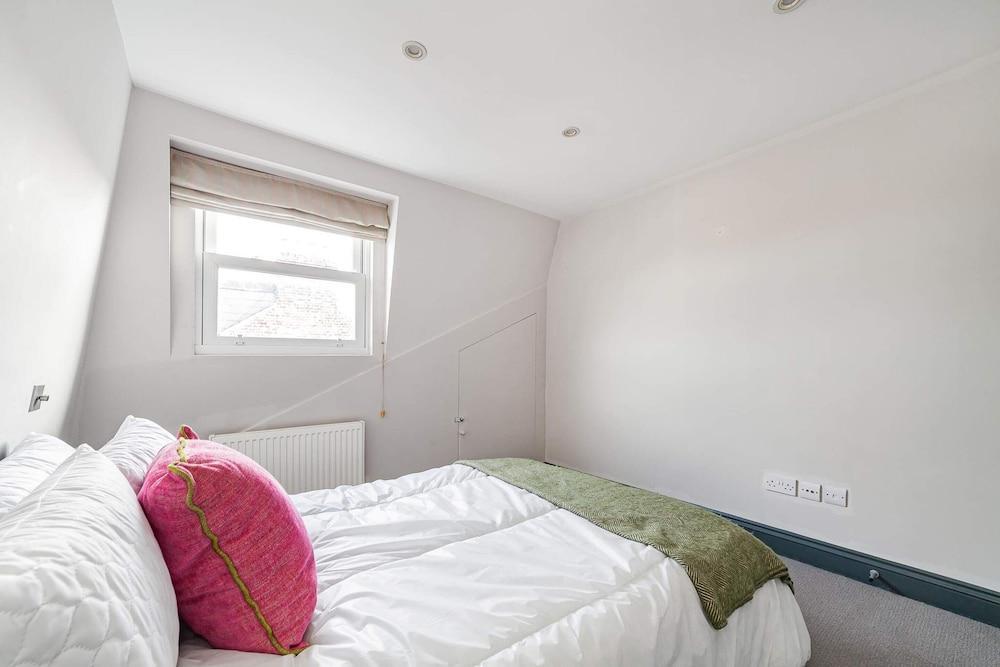 Colourful Southfields Charm - Tap to explore photos