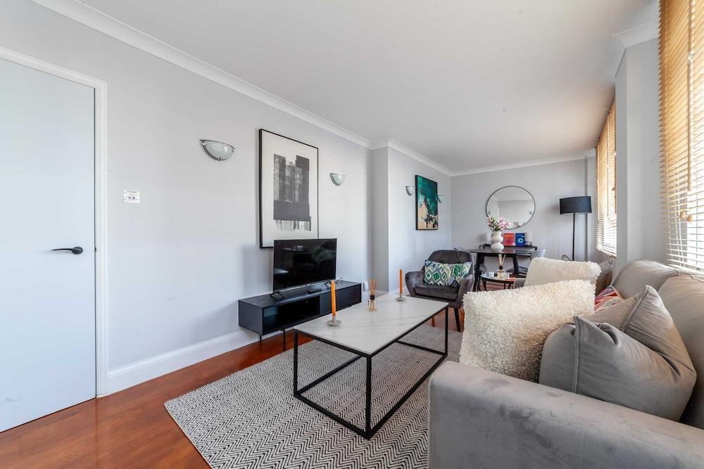 Cosy Apartment Steps From London Eye - Tap to explore photos