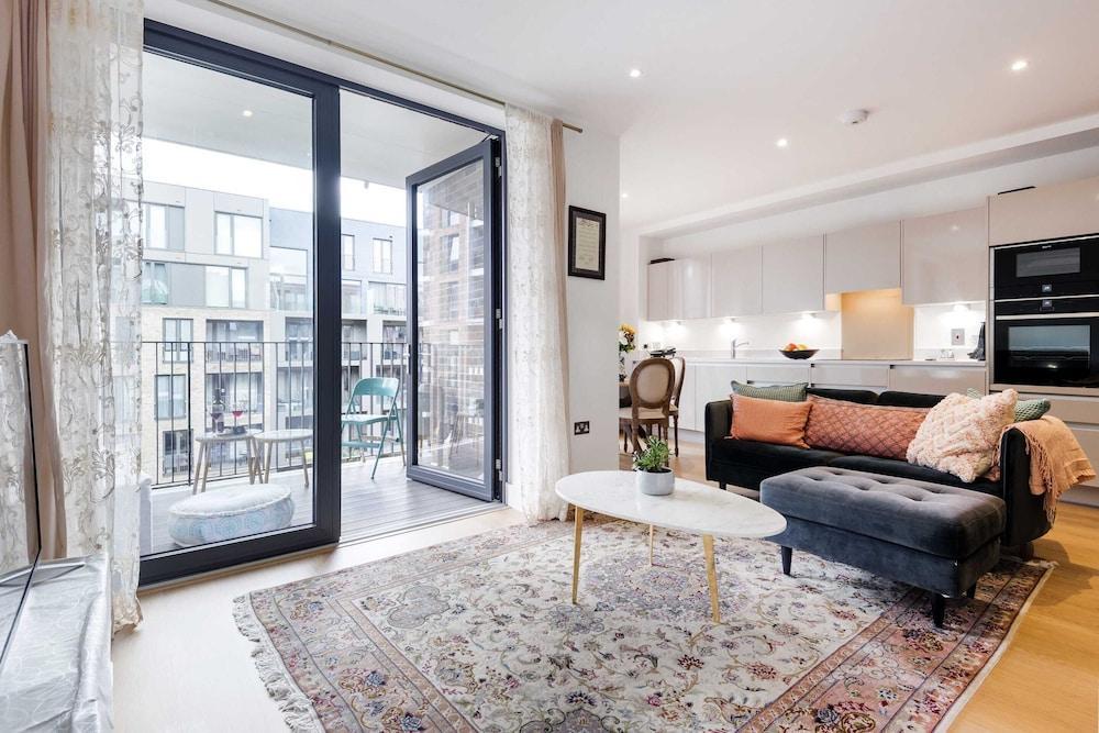 Rosy and Cosy West London Apartment - Tap to explore photos