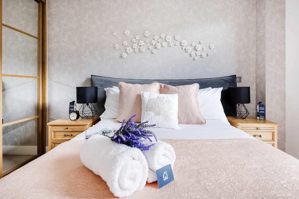 Rosy and Cosy West London Apartment - Tap to explore photos