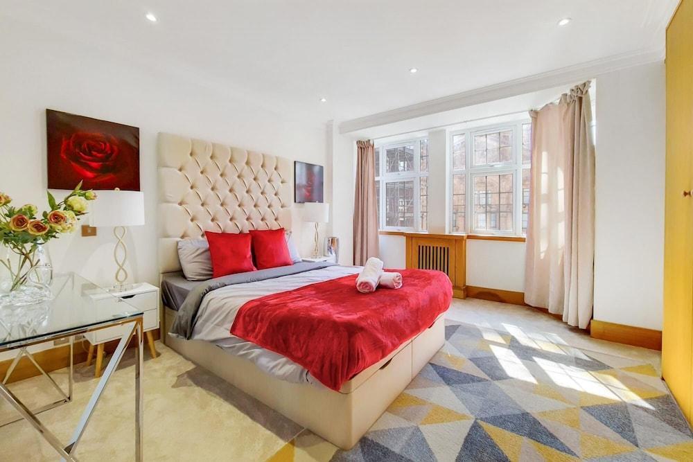 Delightful 3 Bedroom Apartment Opposite Harrods - Tap to explore photos
