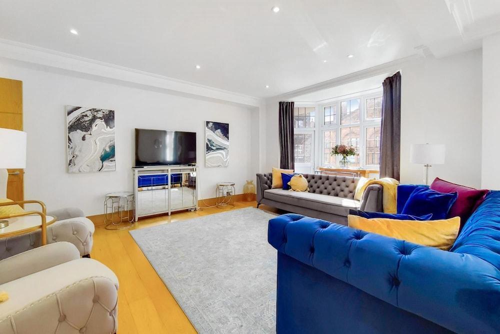 Delightful 3 Bedroom Apartment Opposite Harrods - Tap to explore photos