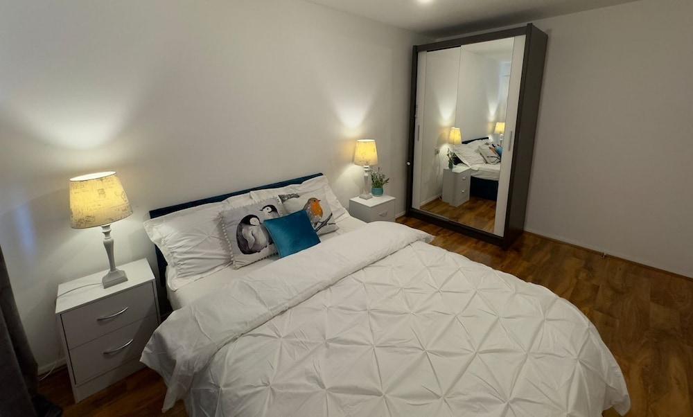 Luxury London Apartment With 3 Bedrooms - Tap to explore photos
