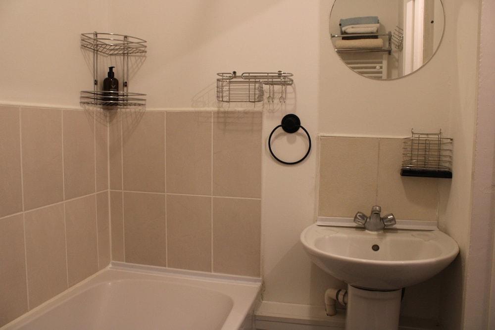 Comfortable and Convenient 1-bed Apart in Romford - Tap to explore photos