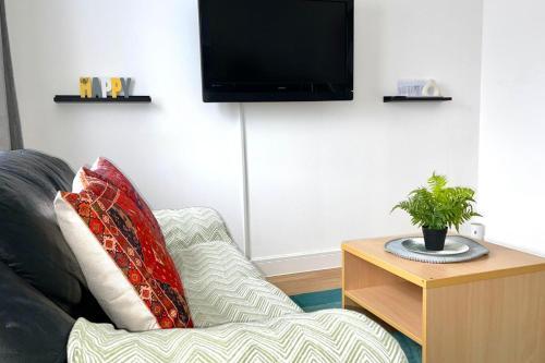 Apartment - Sleeps 2 - Parking - Station Close - Tap to explore photos