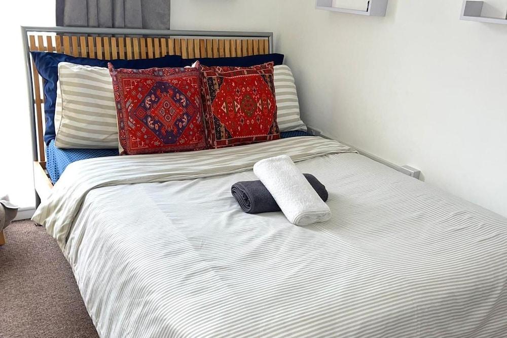 Apartment - Sleeps 2 - Parking - Station Close - Tap to explore photos