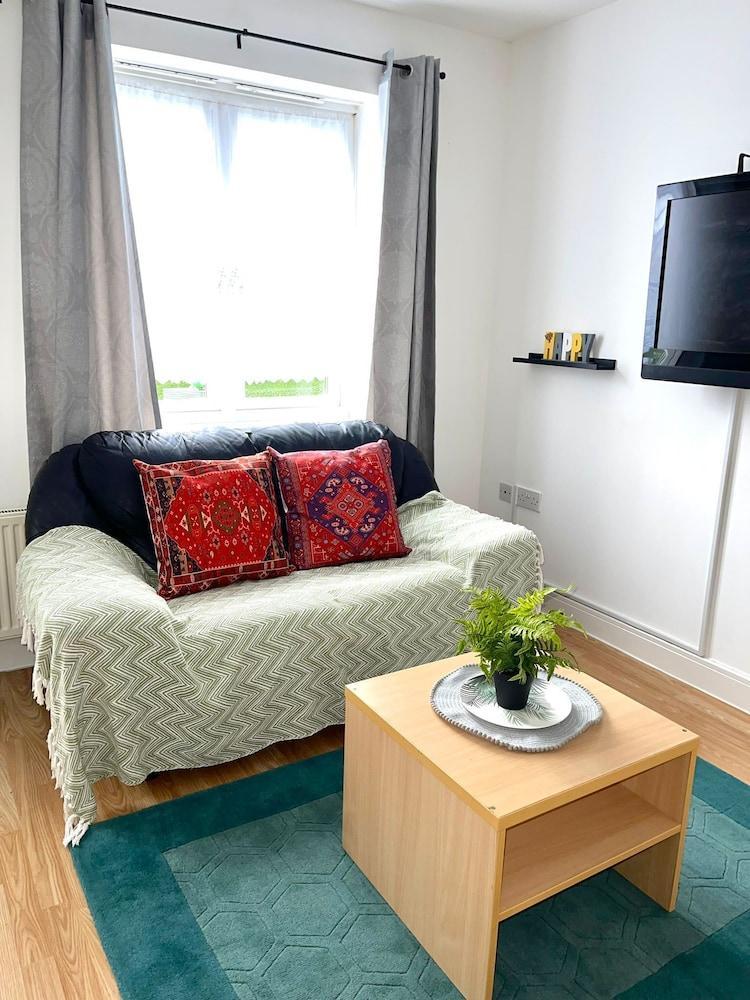 Comfortable and Convenient 1-bed Apart in Romford - Tap to explore photos