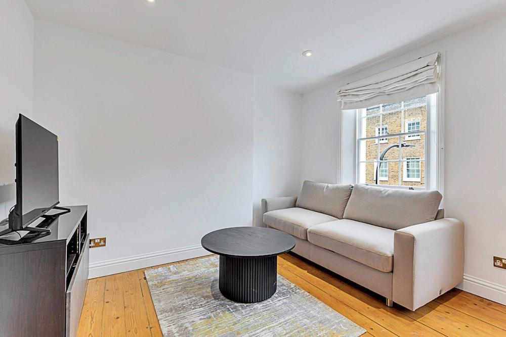 One-bedroom Abode With A Balcony In Central London - Tap to explore photos
