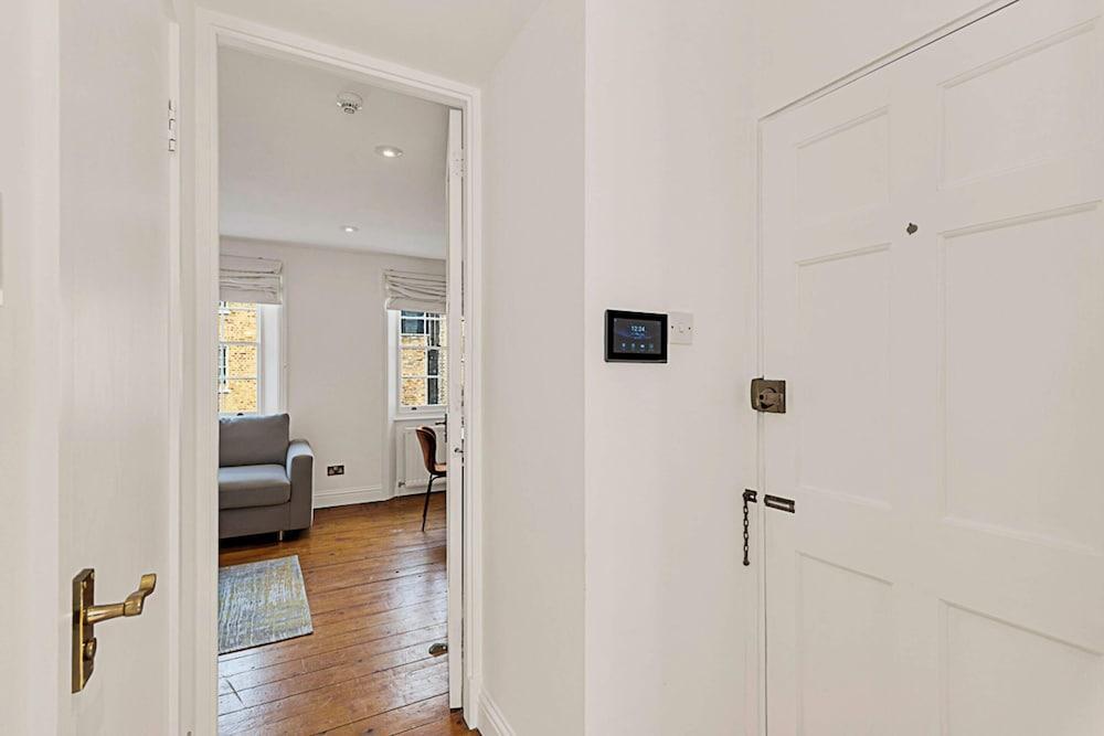 One-bedroom Abode With A Balcony In Central London - Tap to explore photos