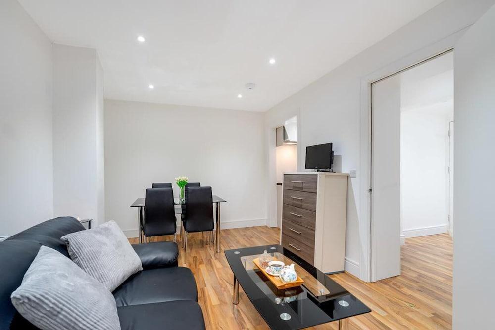 Bermondsey London, 3 People Apartment, Peaceful - Tap to explore photos
