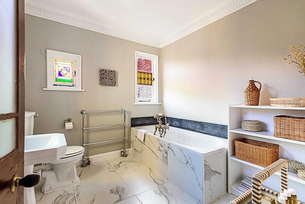 Park View Apartment in Battersea - Tap to explore photos