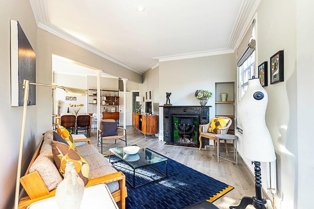 Park View Apartment in Battersea - Tap to explore photos