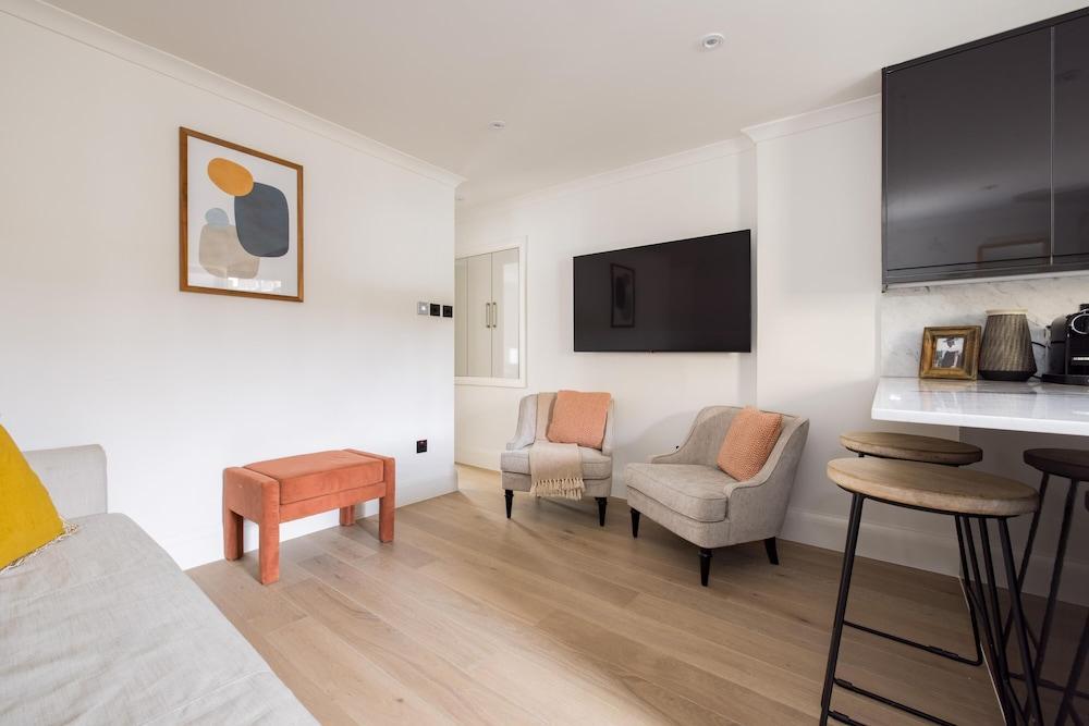 The Fulham Broadway Apartment - Tap to explore photos
