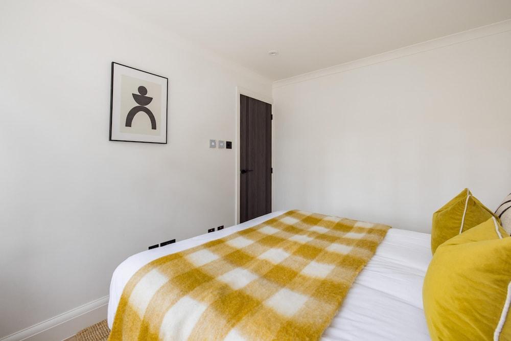 The Fulham Broadway Apartment - Tap to explore photos