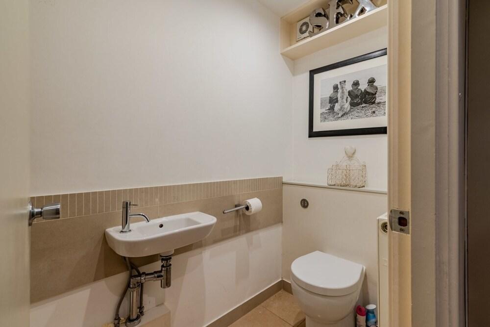 Beautiful Three Bedroom House in West London - Tap to explore photos