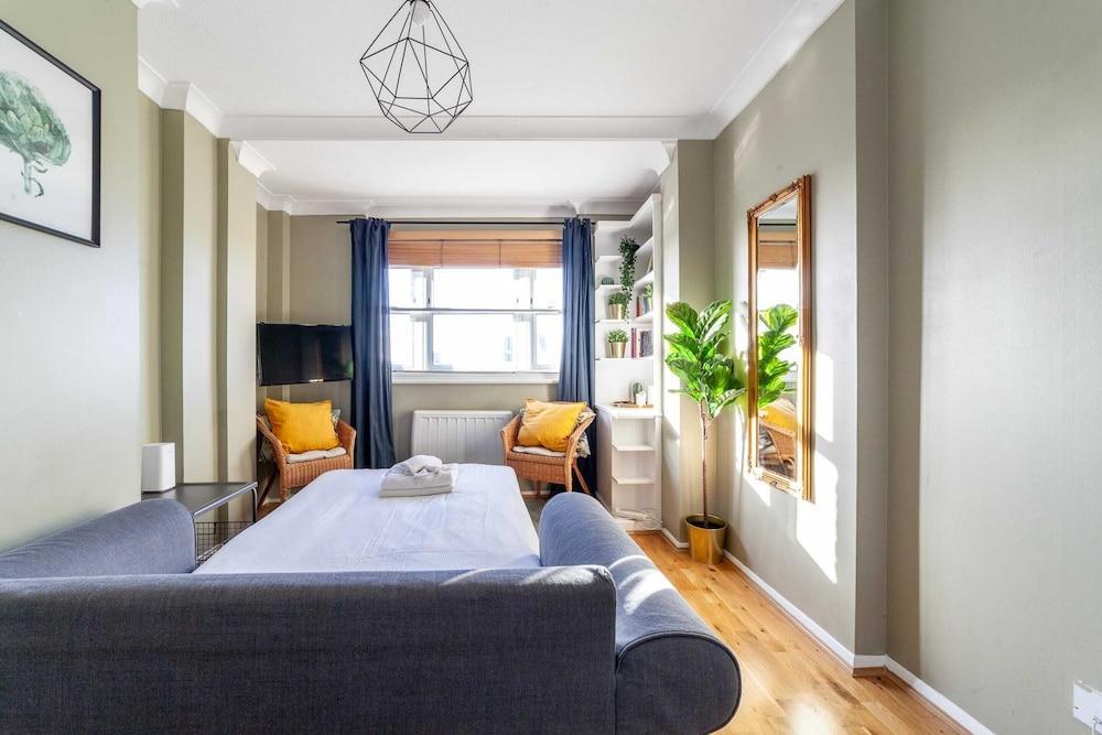 Bright and Cosy Apartment in South London - Tap to explore photos