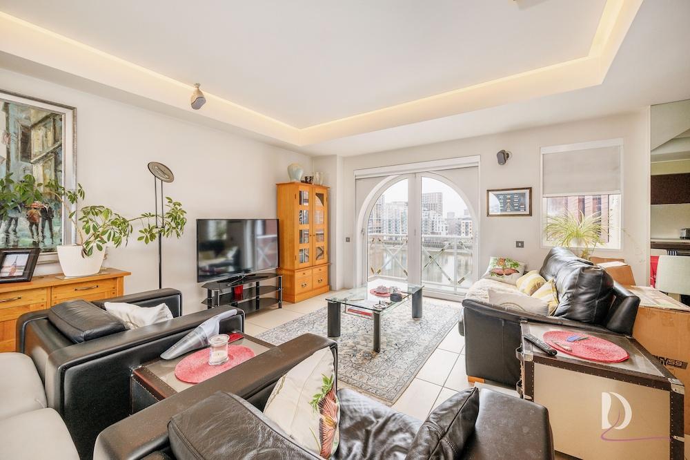 Beautiful 1 Bed on the River - Tap to explore photos
