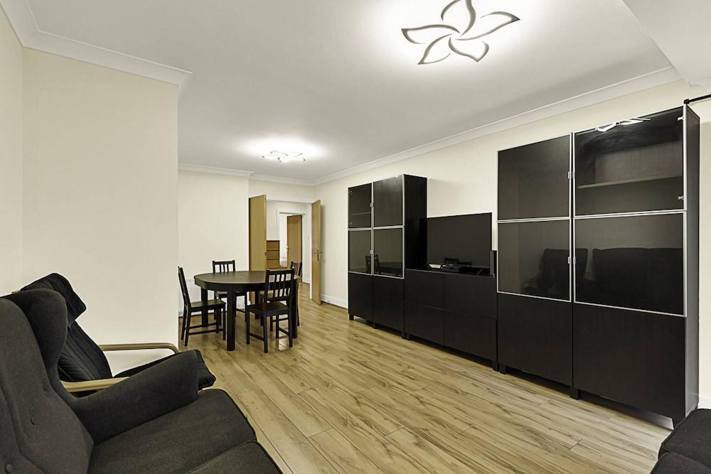 Charming Centrally Located Wimbledon Flat - Tap to explore photos