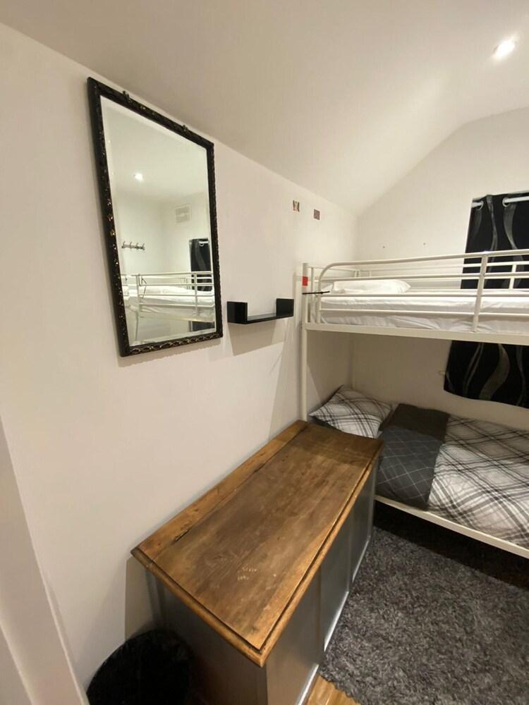 Charming 3-bed Apartment in London - Tap to explore photos