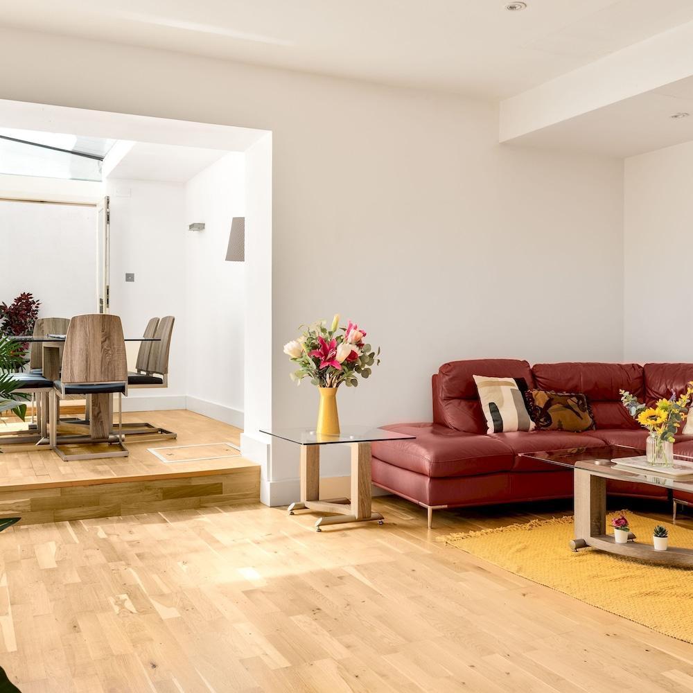 Luxury 2 Bedrooms Flat Next to Harrods - Tap to explore photos
