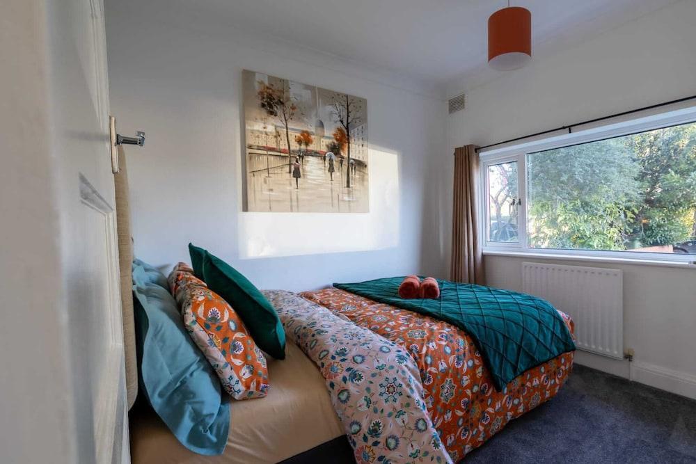 Immaculate 2-bed Apartment in Dartford - Tap to explore photos