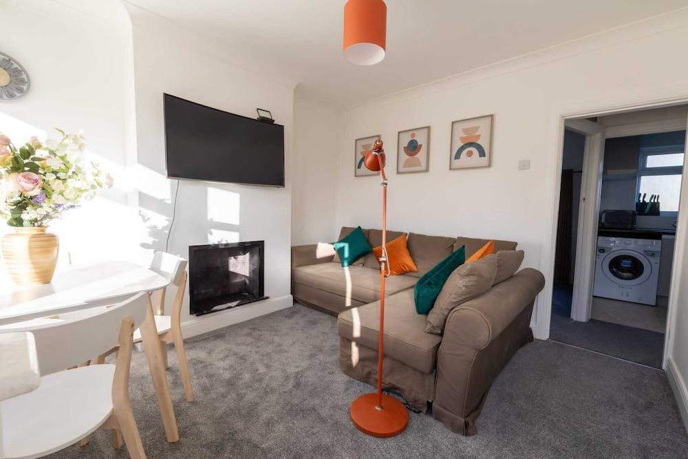 Immaculate 2-bed Apartment in Dartford - Tap to explore photos