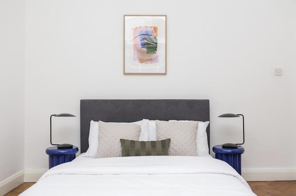 Chic 1 Bedroom Apartment in Bloomsbury - Tap to explore photos