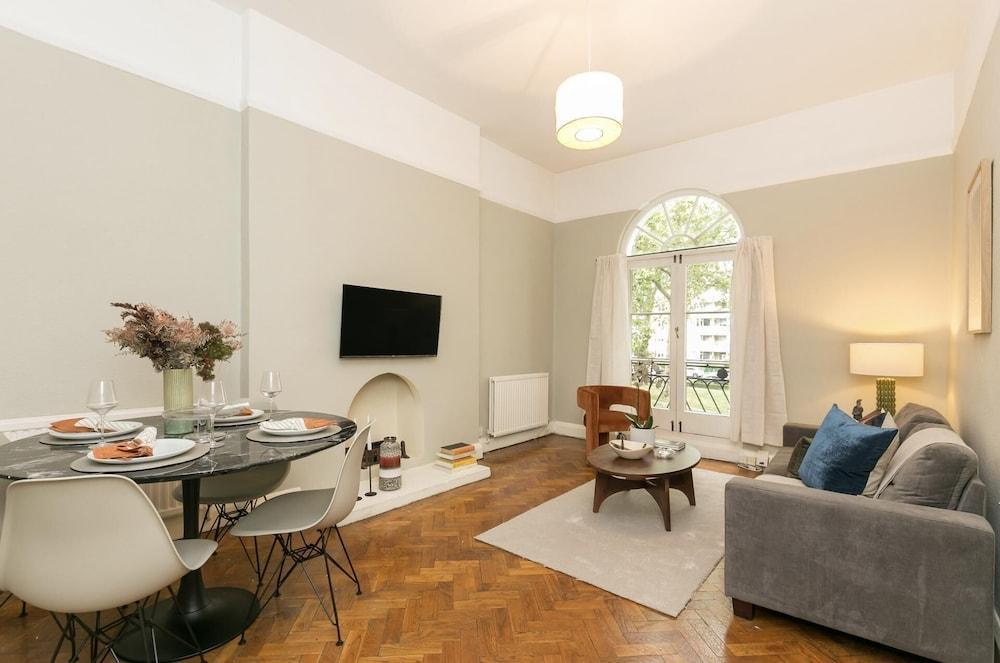 Chic 1 Bedroom Apartment in Bloomsbury - Tap to explore photos