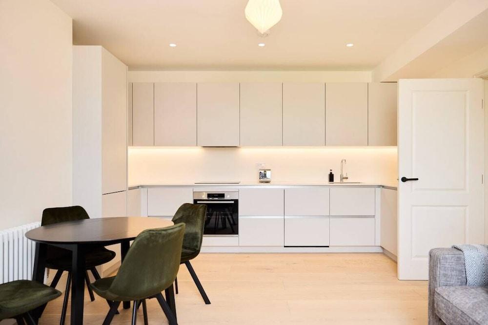 The East London Mile Classic - Stunning 2bdr Flat - Tap to explore photos