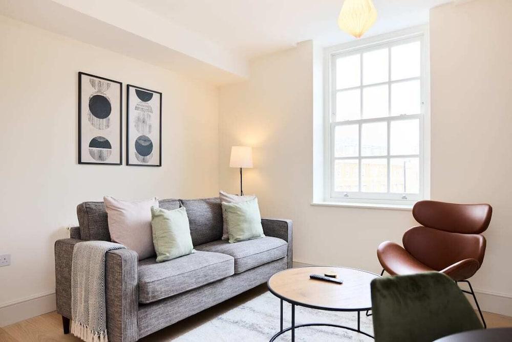 The East London Mile Classic - Stunning 2bdr Flat - Tap to explore photos