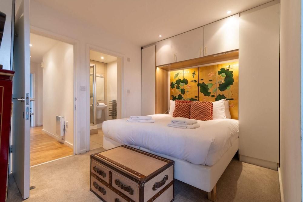 Regent's Canal View Apartment - Tap to explore photos