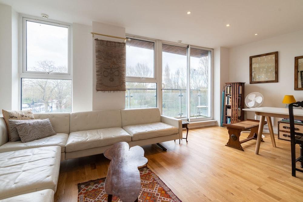 Regent's Canal View Apartment - Tap to explore photos