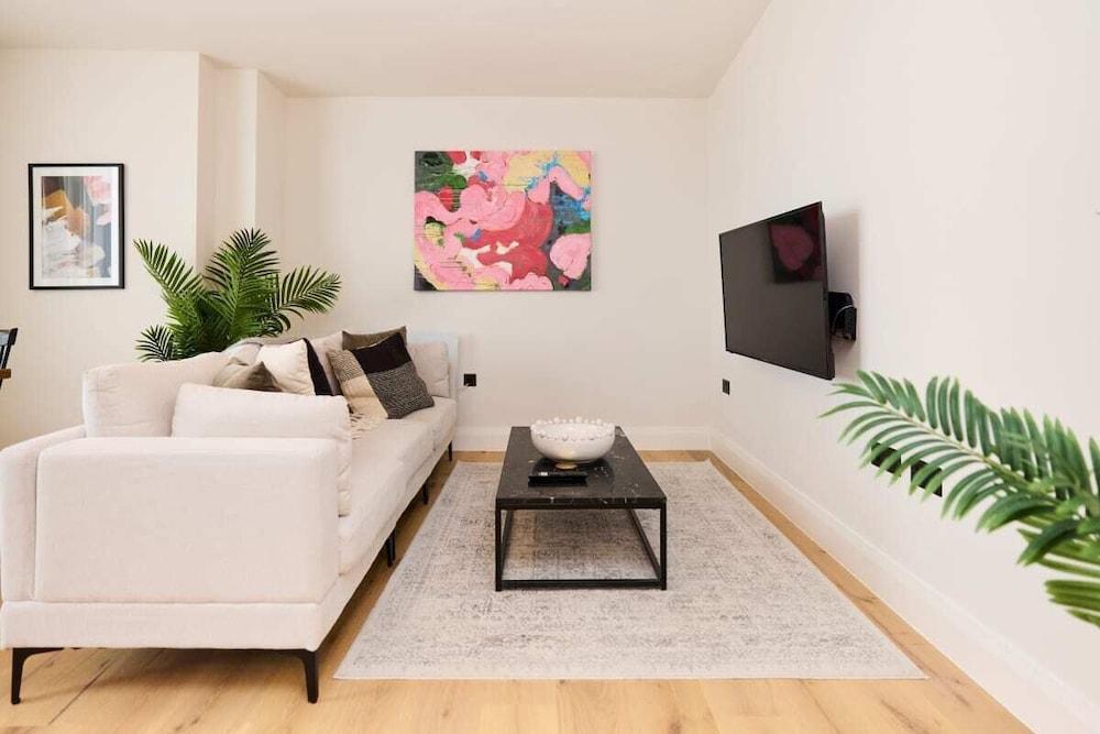 The Woodford Paradise - Homely 2bdr House With Terrace - Tap to explore photos