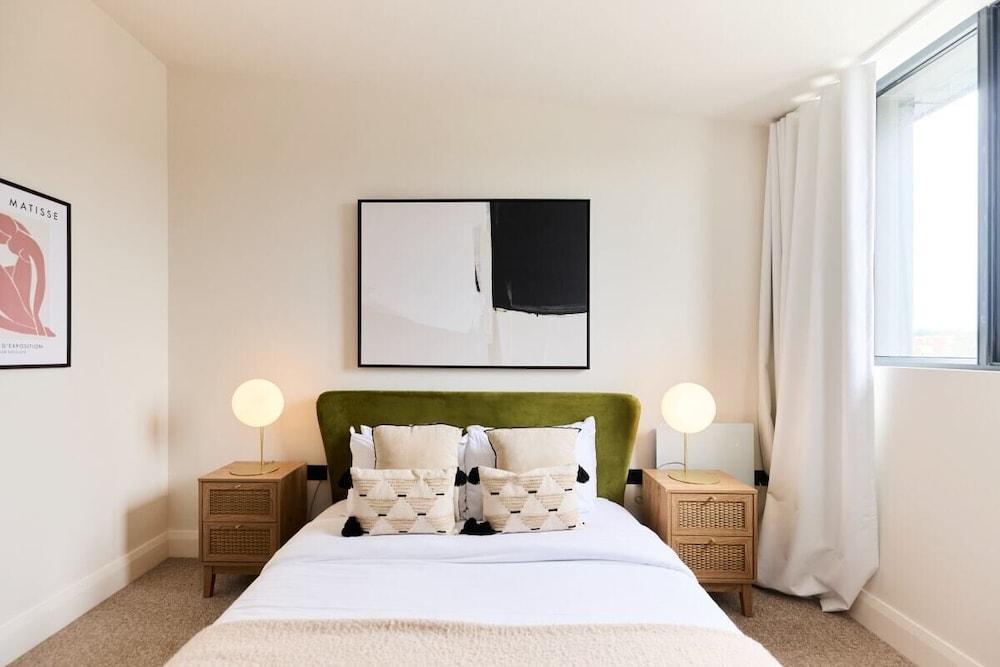 The Woodford Paradise - Homely 2bdr House With Terrace - Tap to explore photos