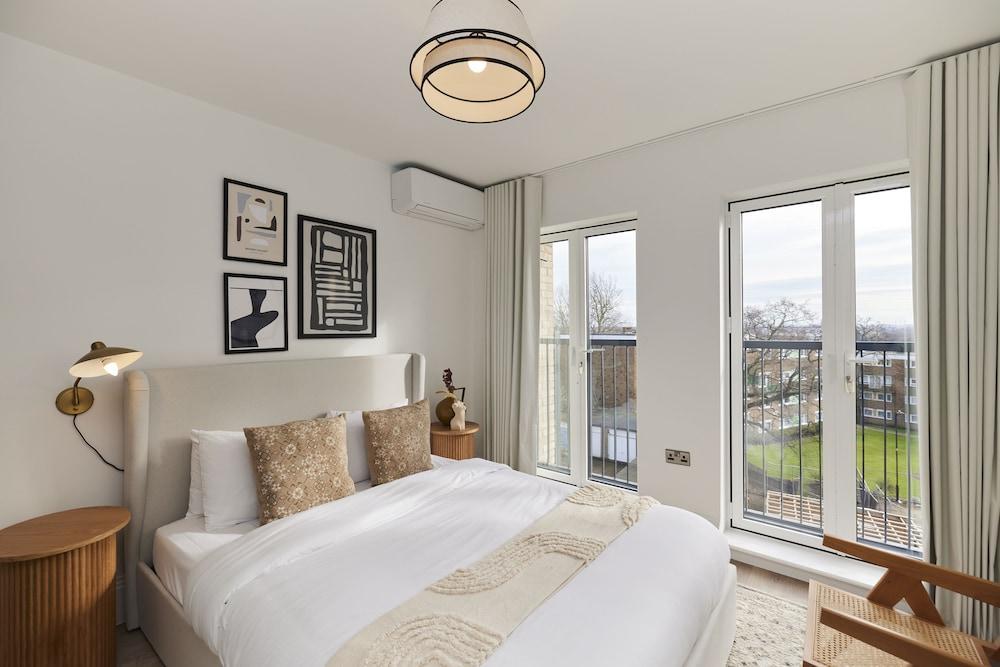 The Wembley Park Corner - Classy 2bdr Flat With Balcony - Tap to explore photos