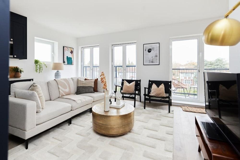 The Wembley Park Corner - Classy 2bdr Flat With Balcony - Tap to explore photos