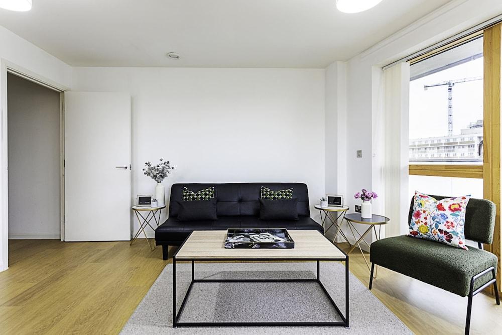 Trendy Queen's Park Apartment With Views Across London - Tap to explore photos