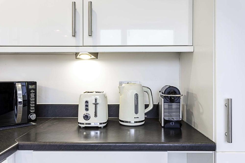 Trendy Queen's Park Apartment With Views Across London - Tap to explore photos
