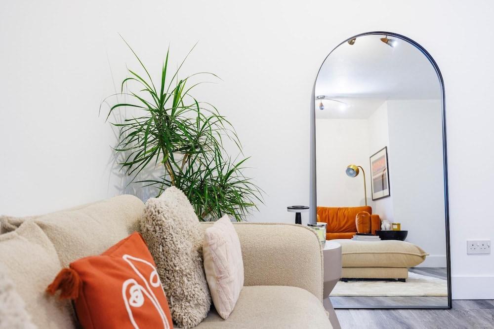 Stylish 3-bed Home in East London Free Parking - Tap to explore photos
