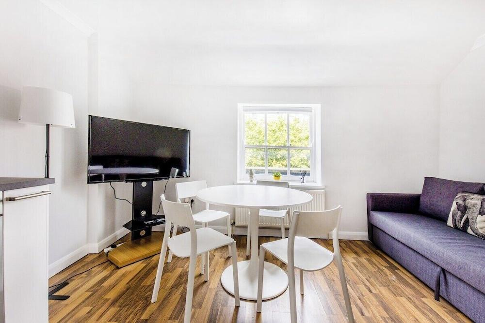 Fast Wifi Sleeps 4 Pet-friendly - Tap to explore photos