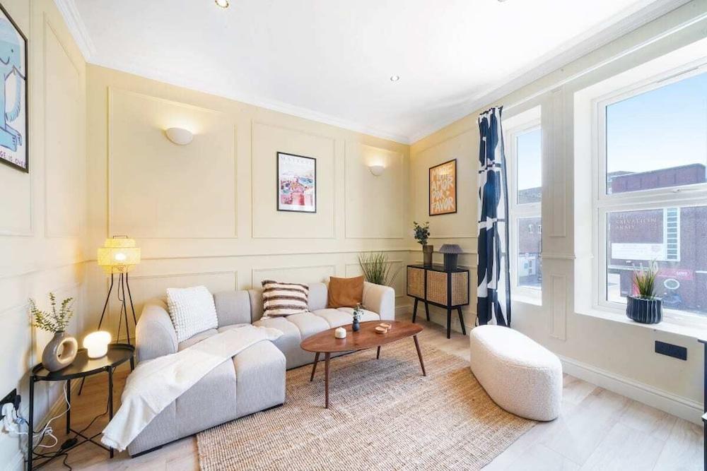 The Balham Place - Stylish 2bdr Flat - Tap to explore photos