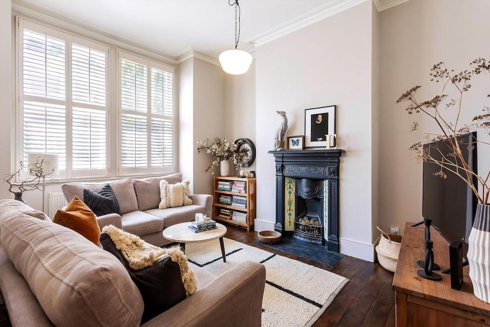 Tooting's Charming Victorian Garden Hideaway - Tap to explore photos