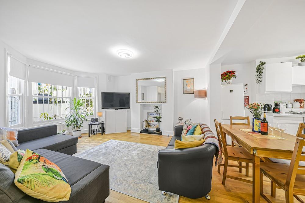 Stylish Central 2-bed Apartment With Pvt Garden - Tap to explore photos