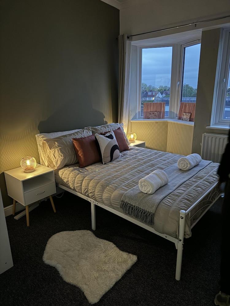 Stunning 2-bed Apartment in Twickenham - Tap to explore photos